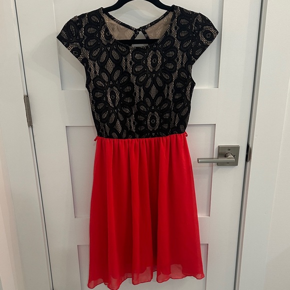Elegant Black and Red-Pink Lace Women’s Dress - Picture 1 of 4